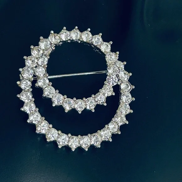 Vintage Clear Crystal Rhinestone Wreath Brooch Pin - Picture 7 of 12